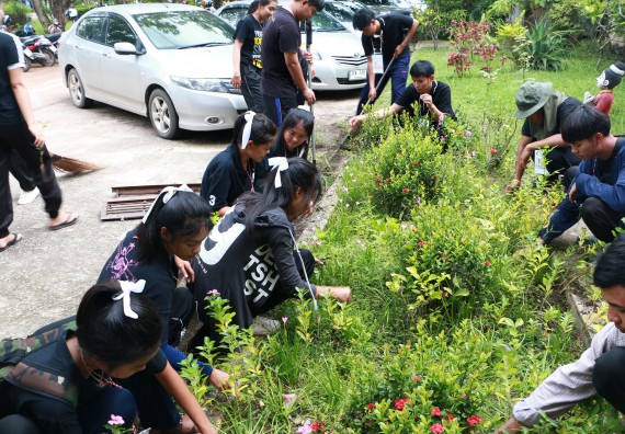 ภาพกิจกรรม ผู้บริหาร คณาจารย์และนักศึกษา คณะวิทยาศาสตร์และเทคโนโลยี เข้าร่วมโครงการขุดลอกคูคลองกำจัดวัชพืช และมหาวิทยาลัยสะอาดเฉลิมพระเกียรติสมเด็จพระเจ้าอยู่หัวมหาวชิราลงกรณ บดินทรเทพยวรางกูร เนื่องในโอกาสวันเฉลิมพระชนมพรรษา 65 พรรษา 28 กรกฎาคม 2560