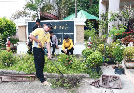 ภาพกิจกรรม ผู้บริหาร คณาจารย์และนักศึกษา คณะวิทยาศาสตร์และเทคโนโลยี เข้าร่วมโครงการขุดลอกคูคลองกำจัดวัชพืช และมหาวิทยาลัยสะอาดเฉลิมพระเกียรติสมเด็จพระเจ้าอยู่หัวมหาวชิราลงกรณ บดินทรเทพยวรางกูร เนื่องในโอกาสวันเฉลิมพระชนมพรรษา 65 พรรษา 28 กรกฎาคม 2560