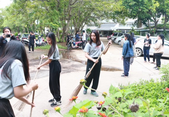 ภาพกิจกรรม ผู้บริหาร คณาจารย์และนักศึกษา คณะวิทยาศาสตร์และเทคโนโลยี เข้าร่วมโครงการขุดลอกคูคลองกำจัดวัชพืช และมหาวิทยาลัยสะอาดเฉลิมพระเกียรติสมเด็จพระเจ้าอยู่หัวมหาวชิราลงกรณ บดินทรเทพยวรางกูร เนื่องในโอกาสวันเฉลิมพระชนมพรรษา 65 พรรษา 28 กรกฎาคม 2560