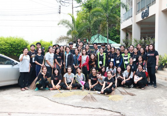 ภาพกิจกรรม ผู้บริหาร คณาจารย์และนักศึกษา คณะวิทยาศาสตร์และเทคโนโลยี เข้าร่วมโครงการขุดลอกคูคลองกำจัดวัชพืช และมหาวิทยาลัยสะอาดเฉลิมพระเกียรติสมเด็จพระเจ้าอยู่หัวมหาวชิราลงกรณ บดินทรเทพยวรางกูร เนื่องในโอกาสวันเฉลิมพระชนมพรรษา 65 พรรษา 28 กรกฎาคม 2560