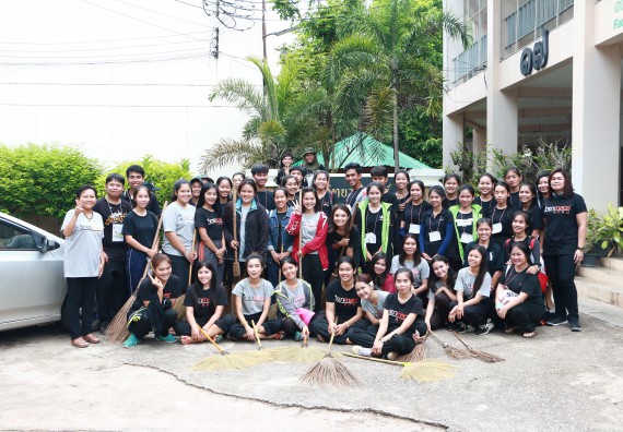 ภาพกิจกรรม ผู้บริหาร คณาจารย์และนักศึกษา คณะวิทยาศาสตร์และเทคโนโลยี เข้าร่วมโครงการขุดลอกคูคลองกำจัดวัชพืช และมหาวิทยาลัยสะอาดเฉลิมพระเกียรติสมเด็จพระเจ้าอยู่หัวมหาวชิราลงกรณ บดินทรเทพยวรางกูร เนื่องในโอกาสวันเฉลิมพระชนมพรรษา 65 พรรษา 28 กรกฎาคม 2560