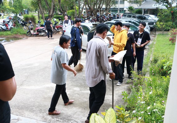 ภาพกิจกรรม ผู้บริหาร คณาจารย์และนักศึกษา คณะวิทยาศาสตร์และเทคโนโลยี เข้าร่วมโครงการขุดลอกคูคลองกำจัดวัชพืช และมหาวิทยาลัยสะอาดเฉลิมพระเกียรติสมเด็จพระเจ้าอยู่หัวมหาวชิราลงกรณ บดินทรเทพยวรางกูร เนื่องในโอกาสวันเฉลิมพระชนมพรรษา 65 พรรษา 28 กรกฎาคม 2560