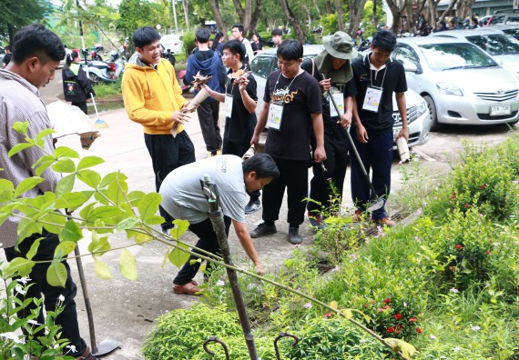ภาพกิจกรรม ผู้บริหาร คณาจารย์และนักศึกษา คณะวิทยาศาสตร์และเทคโนโลยี เข้าร่วมโครงการขุดลอกคูคลองกำจัดวัชพืช และมหาวิทยาลัยสะอาดเฉลิมพระเกียรติสมเด็จพระเจ้าอยู่หัวมหาวชิราลงกรณ บดินทรเทพยวรางกูร เนื่องในโอกาสวันเฉลิมพระชนมพรรษา 65 พรรษา 28 กรกฎาคม 2560