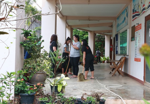 ภาพกิจกรรม ผู้บริหาร คณาจารย์และนักศึกษา คณะวิทยาศาสตร์และเทคโนโลยี เข้าร่วมโครงการขุดลอกคูคลองกำจัดวัชพืช และมหาวิทยาลัยสะอาดเฉลิมพระเกียรติสมเด็จพระเจ้าอยู่หัวมหาวชิราลงกรณ บดินทรเทพยวรางกูร เนื่องในโอกาสวันเฉลิมพระชนมพรรษา 65 พรรษา 28 กรกฎาคม 2560