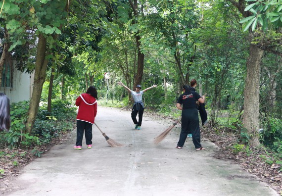 ภาพกิจกรรม ผู้บริหาร คณาจารย์และนักศึกษา คณะวิทยาศาสตร์และเทคโนโลยี เข้าร่วมโครงการขุดลอกคูคลองกำจัดวัชพืช และมหาวิทยาลัยสะอาดเฉลิมพระเกียรติสมเด็จพระเจ้าอยู่หัวมหาวชิราลงกรณ บดินทรเทพยวรางกูร เนื่องในโอกาสวันเฉลิมพระชนมพรรษา 65 พรรษา 28 กรกฎาคม 2560
