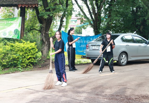 ภาพกิจกรรม ผู้บริหาร คณาจารย์และนักศึกษา คณะวิทยาศาสตร์และเทคโนโลยี เข้าร่วมโครงการขุดลอกคูคลองกำจัดวัชพืช และมหาวิทยาลัยสะอาดเฉลิมพระเกียรติสมเด็จพระเจ้าอยู่หัวมหาวชิราลงกรณ บดินทรเทพยวรางกูร เนื่องในโอกาสวันเฉลิมพระชนมพรรษา 65 พรรษา 28 กรกฎาคม 2560