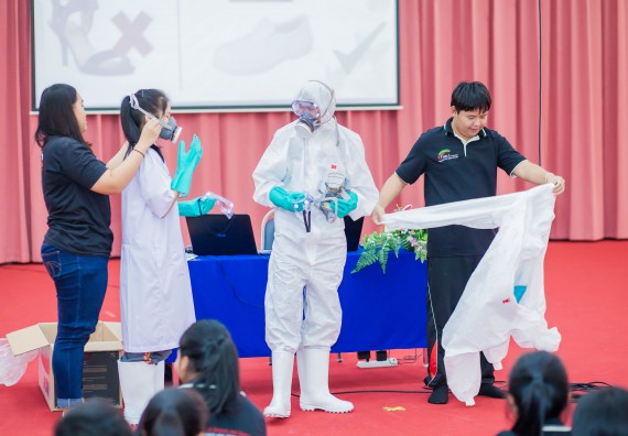 ภาพกิจกรรม คณะวิทยาศาสตร์และเทคโนโลยี จัดกิจกรรมส่งเสริมความรู้ เรื่อง ความปลอดภัยในห้องปฏิบัติการทางวิทยาศาสตร์