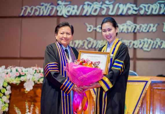 ภาพกิจกรรม พิธีฝึกซ้อมรับพระราชทานปริญญาบัตร และพิธีแสดงความยินดีกับบัณฑิตดีเด่น คณะวิทยาศาสตร์และเทคโนโลยี | วันที่ 8 พฤศจิกายน 2560
