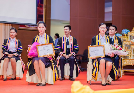 ภาพกิจกรรม พิธีฝึกซ้อมรับพระราชทานปริญญาบัตร และพิธีแสดงความยินดีกับบัณฑิตดีเด่น คณะวิทยาศาสตร์และเทคโนโลยี | วันที่ 8 พฤศจิกายน 2560