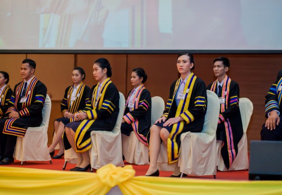 ภาพกิจกรรม พิธีฝึกซ้อมรับพระราชทานปริญญาบัตร และพิธีแสดงความยินดีกับบัณฑิตดีเด่น คณะวิทยาศาสตร์และเทคโนโลยี | วันที่ 8 พฤศจิกายน 2560