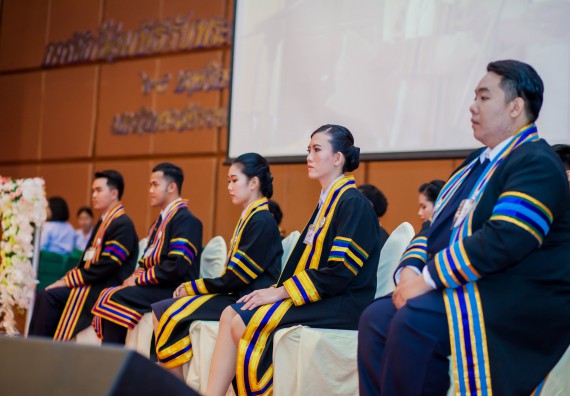 ภาพกิจกรรม พิธีฝึกซ้อมรับพระราชทานปริญญาบัตร และพิธีแสดงความยินดีกับบัณฑิตดีเด่น คณะวิทยาศาสตร์และเทคโนโลยี | วันที่ 8 พฤศจิกายน 2560