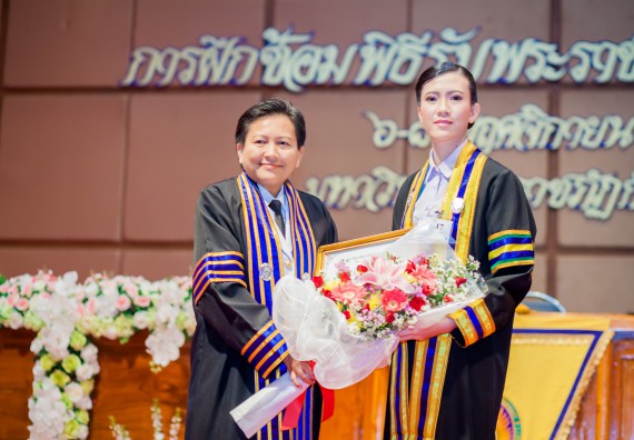 ภาพกิจกรรม พิธีฝึกซ้อมรับพระราชทานปริญญาบัตร และพิธีแสดงความยินดีกับบัณฑิตดีเด่น คณะวิทยาศาสตร์และเทคโนโลยี | วันที่ 8 พฤศจิกายน 2560