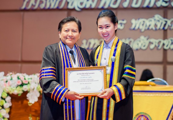 ภาพกิจกรรม พิธีฝึกซ้อมรับพระราชทานปริญญาบัตร และพิธีแสดงความยินดีกับบัณฑิตดีเด่น คณะวิทยาศาสตร์และเทคโนโลยี | วันที่ 8 พฤศจิกายน 2560