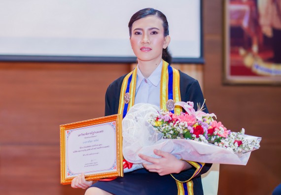 ภาพกิจกรรม พิธีฝึกซ้อมรับพระราชทานปริญญาบัตร และพิธีแสดงความยินดีกับบัณฑิตดีเด่น คณะวิทยาศาสตร์และเทคโนโลยี | วันที่ 8 พฤศจิกายน 2560