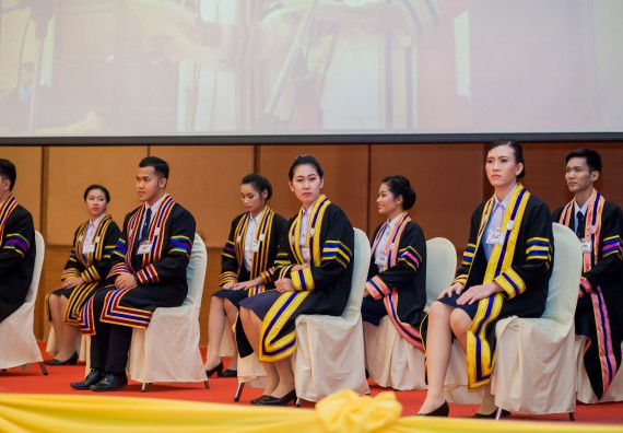 ภาพกิจกรรม พิธีฝึกซ้อมรับพระราชทานปริญญาบัตร และพิธีแสดงความยินดีกับบัณฑิตดีเด่น คณะวิทยาศาสตร์และเทคโนโลยี | วันที่ 8 พฤศจิกายน 2560