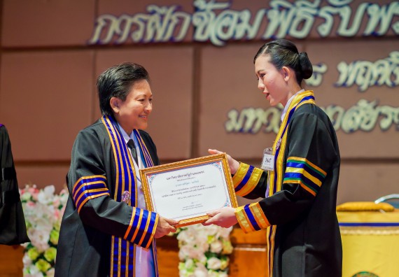 ภาพกิจกรรม พิธีฝึกซ้อมรับพระราชทานปริญญาบัตร และพิธีแสดงความยินดีกับบัณฑิตดีเด่น คณะวิทยาศาสตร์และเทคโนโลยี | วันที่ 8 พฤศจิกายน 2560