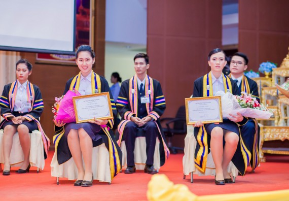 ภาพกิจกรรม พิธีฝึกซ้อมรับพระราชทานปริญญาบัตร และพิธีแสดงความยินดีกับบัณฑิตดีเด่น คณะวิทยาศาสตร์และเทคโนโลยี | วันที่ 8 พฤศจิกายน 2560