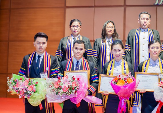 ภาพกิจกรรม พิธีฝึกซ้อมรับพระราชทานปริญญาบัตร และพิธีแสดงความยินดีกับบัณฑิตดีเด่น คณะวิทยาศาสตร์และเทคโนโลยี | วันที่ 8 พฤศจิกายน 2560