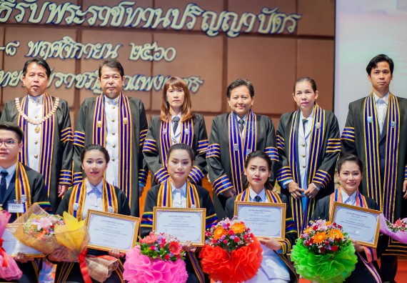 ภาพกิจกรรม พิธีฝึกซ้อมรับพระราชทานปริญญาบัตร และพิธีแสดงความยินดีกับบัณฑิตดีเด่น คณะวิทยาศาสตร์และเทคโนโลยี | วันที่ 8 พฤศจิกายน 2560