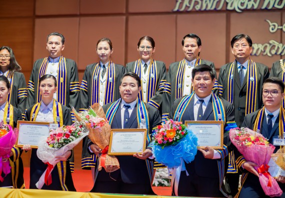 ภาพกิจกรรม พิธีฝึกซ้อมรับพระราชทานปริญญาบัตร และพิธีแสดงความยินดีกับบัณฑิตดีเด่น คณะวิทยาศาสตร์และเทคโนโลยี | วันที่ 8 พฤศจิกายน 2560