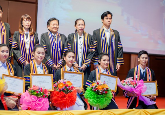 ภาพกิจกรรม พิธีฝึกซ้อมรับพระราชทานปริญญาบัตร และพิธีแสดงความยินดีกับบัณฑิตดีเด่น คณะวิทยาศาสตร์และเทคโนโลยี | วันที่ 8 พฤศจิกายน 2560
