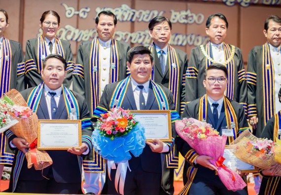 ภาพกิจกรรม พิธีฝึกซ้อมรับพระราชทานปริญญาบัตร และพิธีแสดงความยินดีกับบัณฑิตดีเด่น คณะวิทยาศาสตร์และเทคโนโลยี | วันที่ 8 พฤศจิกายน 2560