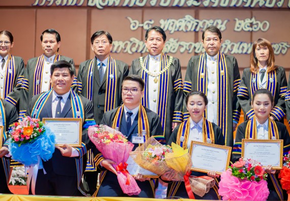 ภาพกิจกรรม พิธีฝึกซ้อมรับพระราชทานปริญญาบัตร และพิธีแสดงความยินดีกับบัณฑิตดีเด่น คณะวิทยาศาสตร์และเทคโนโลยี | วันที่ 8 พฤศจิกายน 2560