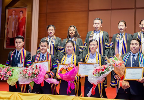 ภาพกิจกรรม พิธีฝึกซ้อมรับพระราชทานปริญญาบัตร และพิธีแสดงความยินดีกับบัณฑิตดีเด่น คณะวิทยาศาสตร์และเทคโนโลยี | วันที่ 8 พฤศจิกายน 2560