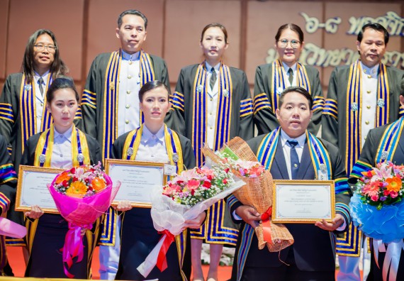 ภาพกิจกรรม พิธีฝึกซ้อมรับพระราชทานปริญญาบัตร และพิธีแสดงความยินดีกับบัณฑิตดีเด่น คณะวิทยาศาสตร์และเทคโนโลยี | วันที่ 8 พฤศจิกายน 2560