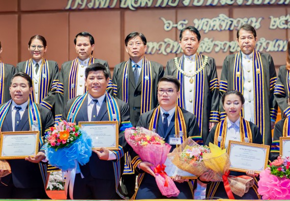 ภาพกิจกรรม พิธีฝึกซ้อมรับพระราชทานปริญญาบัตร และพิธีแสดงความยินดีกับบัณฑิตดีเด่น คณะวิทยาศาสตร์และเทคโนโลยี | วันที่ 8 พฤศจิกายน 2560