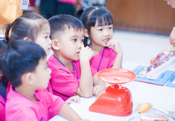 ภาพกิจกรรม คณะวิทยาศาสตร์และเทคโนโลยี จัดกิจกรรมค่ายวิทยาศาสตร์โรงเรียนสาธิตฯ ระดับชั้นอนุบาล