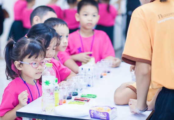 ภาพกิจกรรม คณะวิทยาศาสตร์และเทคโนโลยี จัดกิจกรรมค่ายวิทยาศาสตร์โรงเรียนสาธิตฯ ระดับชั้นอนุบาล
