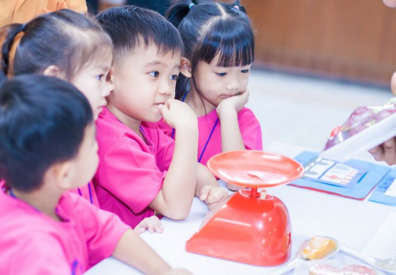 ภาพกิจกรรม คณะวิทยาศาสตร์และเทคโนโลยี จัดกิจกรรมค่ายวิทยาศาสตร์โรงเรียนสาธิตฯ ระดับชั้นอนุบาล