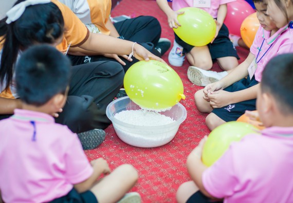 ภาพกิจกรรม คณะวิทยาศาสตร์และเทคโนโลยี จัดกิจกรรมค่ายวิทยาศาสตร์โรงเรียนสาธิตฯ ระดับชั้นอนุบาล