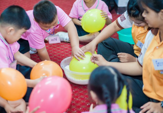 ภาพกิจกรรม คณะวิทยาศาสตร์และเทคโนโลยี จัดกิจกรรมค่ายวิทยาศาสตร์โรงเรียนสาธิตฯ ระดับชั้นอนุบาล