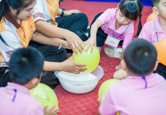 ภาพกิจกรรม คณะวิทยาศาสตร์และเทคโนโลยี จัดกิจกรรมค่ายวิทยาศาสตร์โรงเรียนสาธิตฯ ระดับชั้นอนุบาล