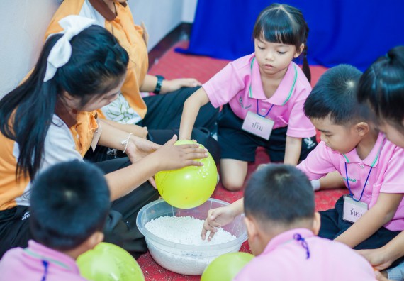ภาพกิจกรรม คณะวิทยาศาสตร์และเทคโนโลยี จัดกิจกรรมค่ายวิทยาศาสตร์โรงเรียนสาธิตฯ ระดับชั้นอนุบาล
