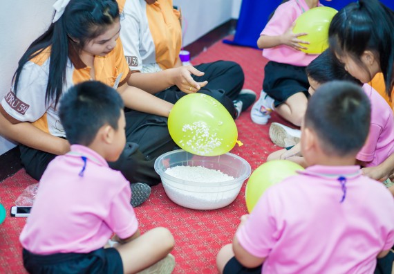 ภาพกิจกรรม คณะวิทยาศาสตร์และเทคโนโลยี จัดกิจกรรมค่ายวิทยาศาสตร์โรงเรียนสาธิตฯ ระดับชั้นอนุบาล