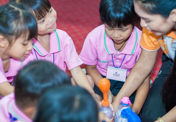 ภาพกิจกรรม คณะวิทยาศาสตร์และเทคโนโลยี จัดกิจกรรมค่ายวิทยาศาสตร์โรงเรียนสาธิตฯ ระดับชั้นอนุบาล