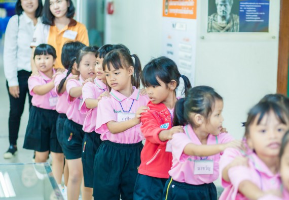 ภาพกิจกรรม คณะวิทยาศาสตร์และเทคโนโลยี จัดกิจกรรมค่ายวิทยาศาสตร์โรงเรียนสาธิตฯ ระดับชั้นอนุบาล