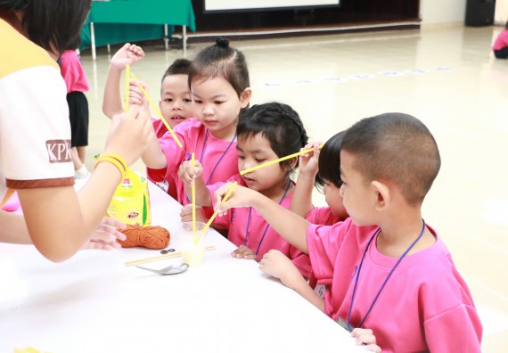 ภาพกิจกรรม คณะวิทยาศาสตร์และเทคโนโลยี จัดกิจกรรมค่ายวิทยาศาสตร์โรงเรียนสาธิตฯ ระดับชั้นอนุบาล