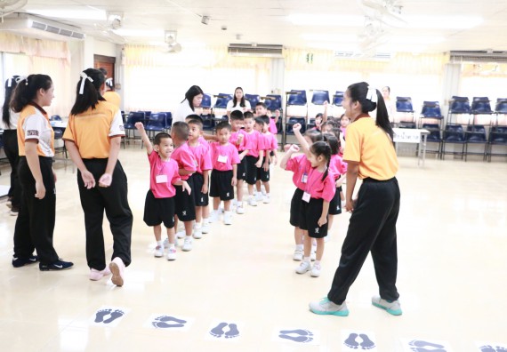 ภาพกิจกรรม คณะวิทยาศาสตร์และเทคโนโลยี จัดกิจกรรมค่ายวิทยาศาสตร์โรงเรียนสาธิตฯ ระดับชั้นอนุบาล