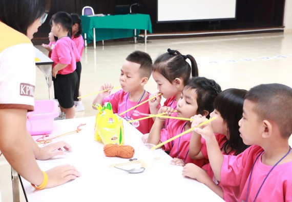 ภาพกิจกรรม คณะวิทยาศาสตร์และเทคโนโลยี จัดกิจกรรมค่ายวิทยาศาสตร์โรงเรียนสาธิตฯ ระดับชั้นอนุบาล