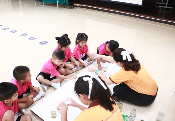 ภาพกิจกรรม คณะวิทยาศาสตร์และเทคโนโลยี จัดกิจกรรมค่ายวิทยาศาสตร์โรงเรียนสาธิตฯ ระดับชั้นอนุบาล