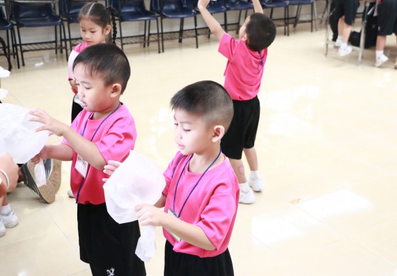 ภาพกิจกรรม คณะวิทยาศาสตร์และเทคโนโลยี จัดกิจกรรมค่ายวิทยาศาสตร์โรงเรียนสาธิตฯ ระดับชั้นอนุบาล