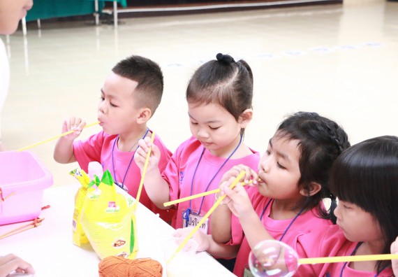 ภาพกิจกรรม คณะวิทยาศาสตร์และเทคโนโลยี จัดกิจกรรมค่ายวิทยาศาสตร์โรงเรียนสาธิตฯ ระดับชั้นอนุบาล