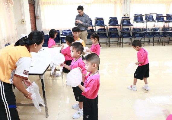 ภาพกิจกรรม คณะวิทยาศาสตร์และเทคโนโลยี จัดกิจกรรมค่ายวิทยาศาสตร์โรงเรียนสาธิตฯ ระดับชั้นอนุบาล