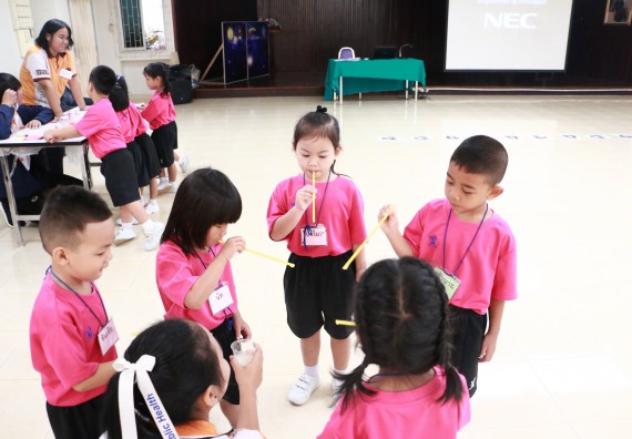 ภาพกิจกรรม คณะวิทยาศาสตร์และเทคโนโลยี จัดกิจกรรมค่ายวิทยาศาสตร์โรงเรียนสาธิตฯ ระดับชั้นอนุบาล