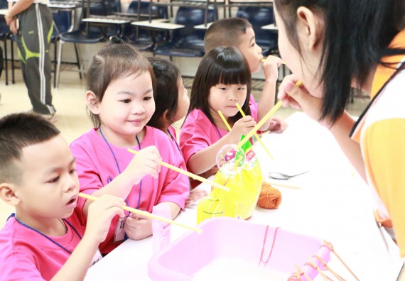 ภาพกิจกรรม คณะวิทยาศาสตร์และเทคโนโลยี จัดกิจกรรมค่ายวิทยาศาสตร์โรงเรียนสาธิตฯ ระดับชั้นอนุบาล