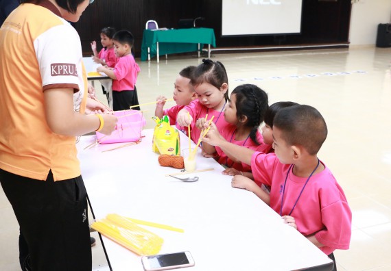 ภาพกิจกรรม คณะวิทยาศาสตร์และเทคโนโลยี จัดกิจกรรมค่ายวิทยาศาสตร์โรงเรียนสาธิตฯ ระดับชั้นอนุบาล